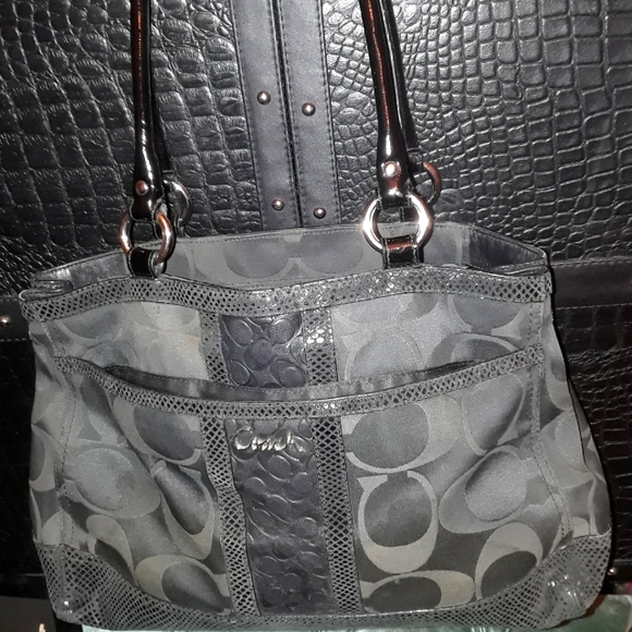 Gorgeous  Coach F20353 black with patent handles. Great condition - Picture 1 of 8